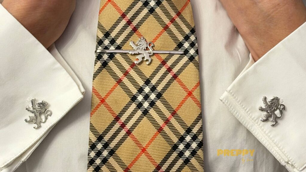 combinacion ideal de gemelos y corbata